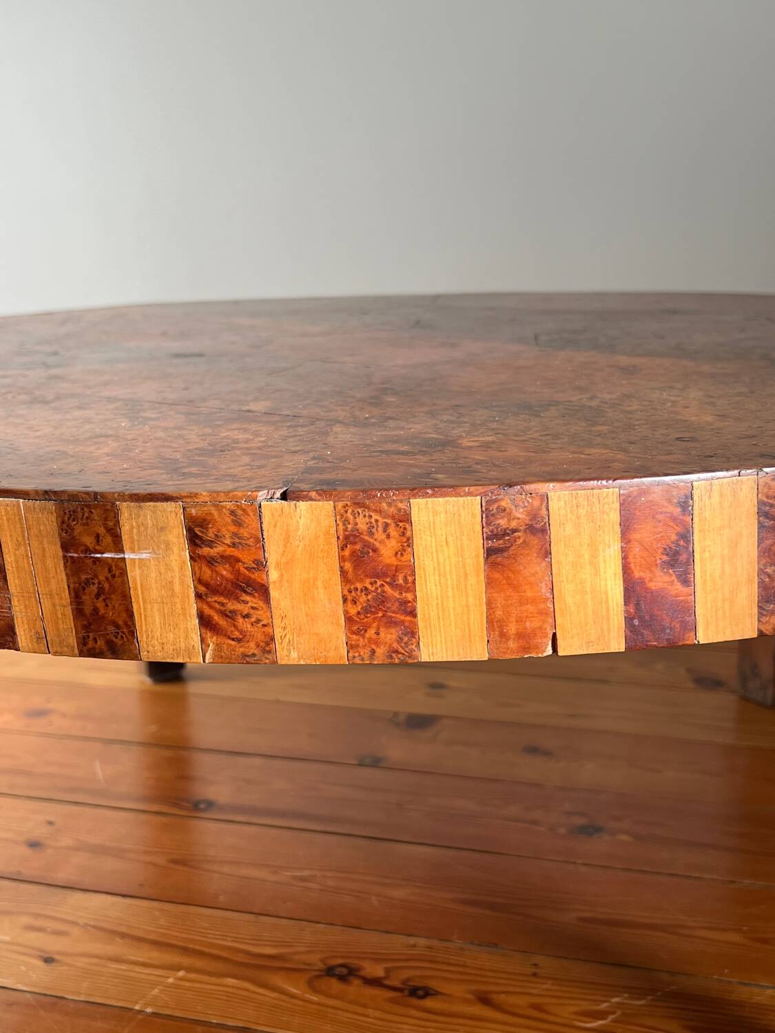Round coffee table in Elm Burl, Art Deco decorative work - Year 1941