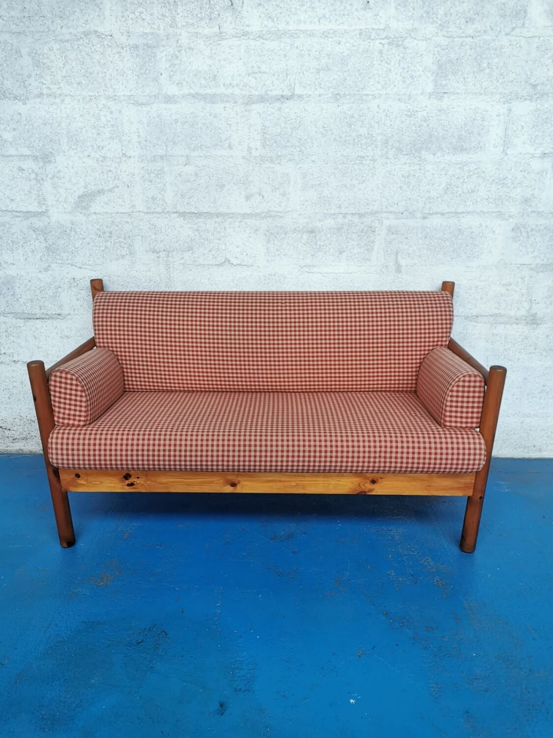 Bench in pine and gingham fabrics