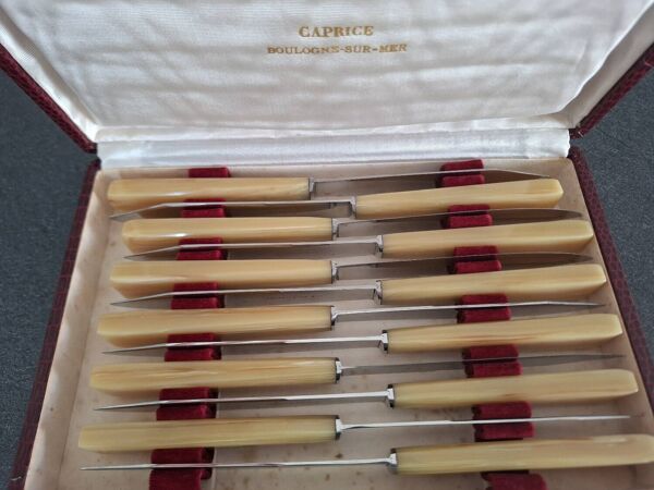 12 couteaux