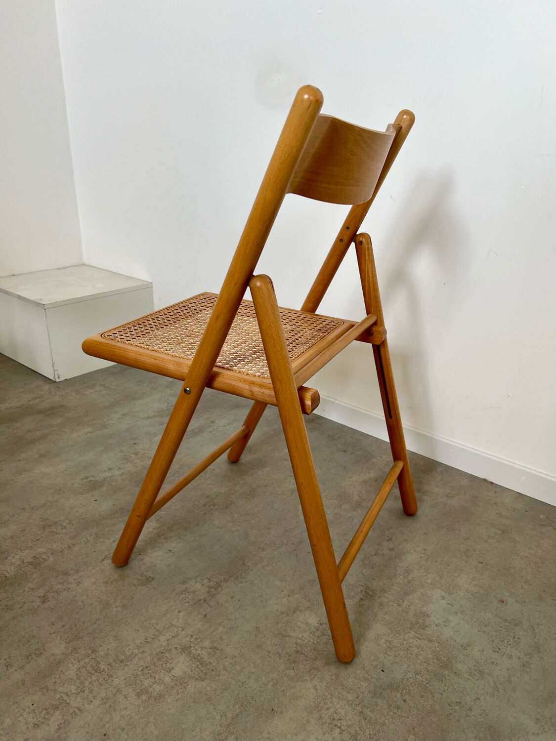 Lot 6 folding wooden chairs and vintage rattan canning year 60