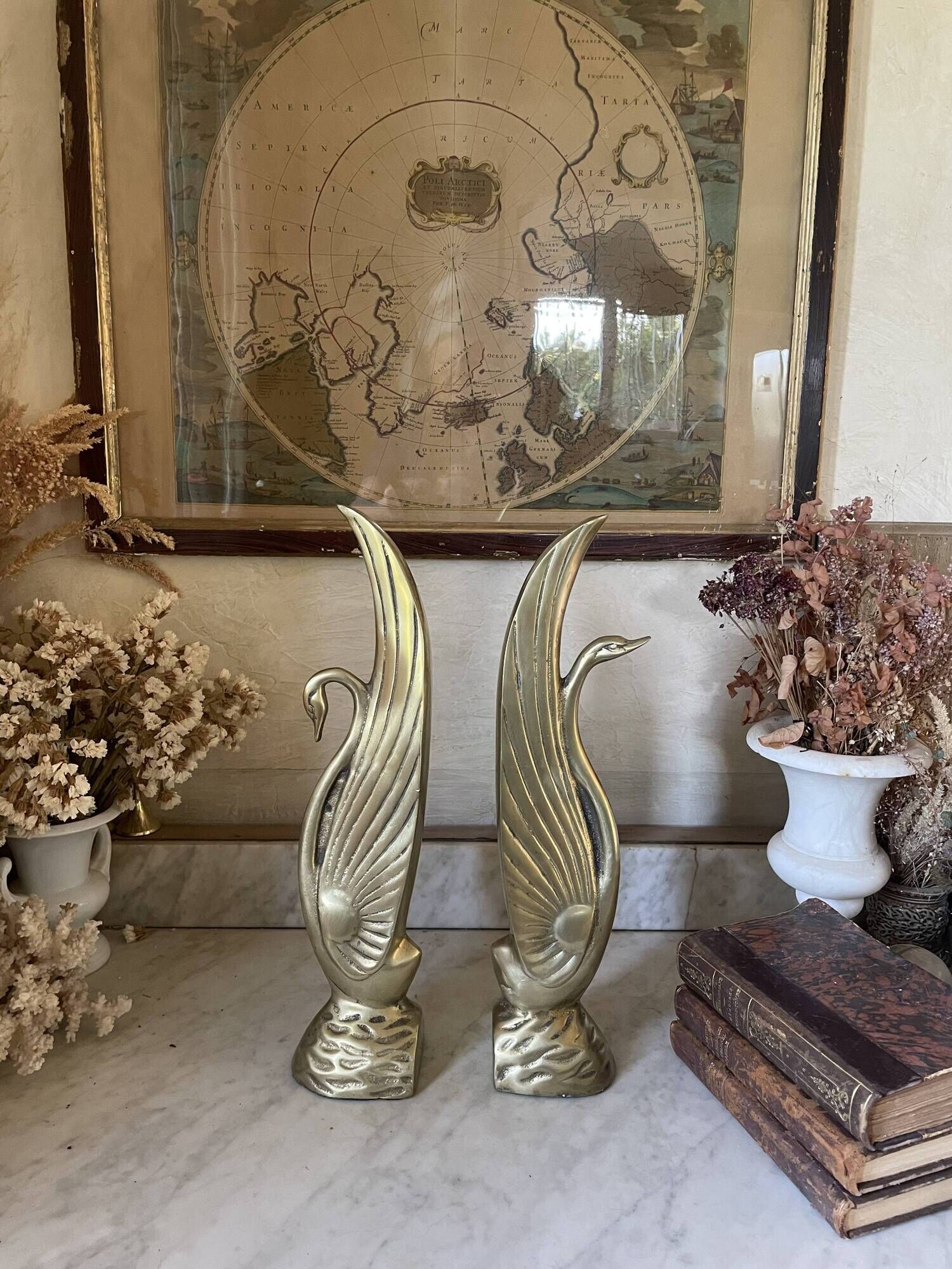 Pair of brass bookends, sculptural swans in Art Nouveau style.