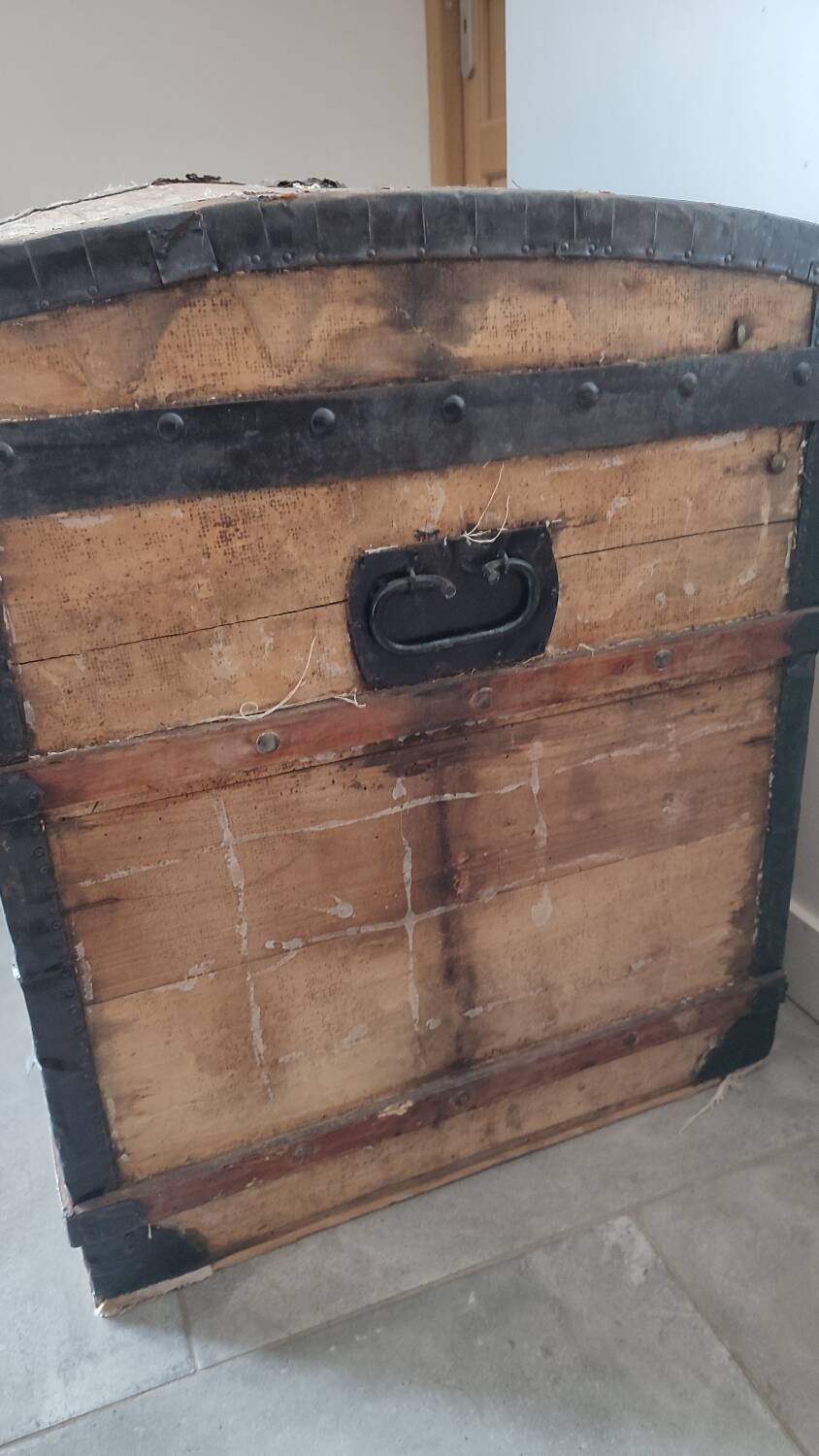 Grande malle en bois bombée