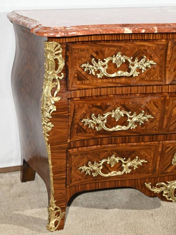 Commode Tombeau en Marqueterie de Bois de Violette, style Transition Louis XIV / Louis XV – 1ère Par