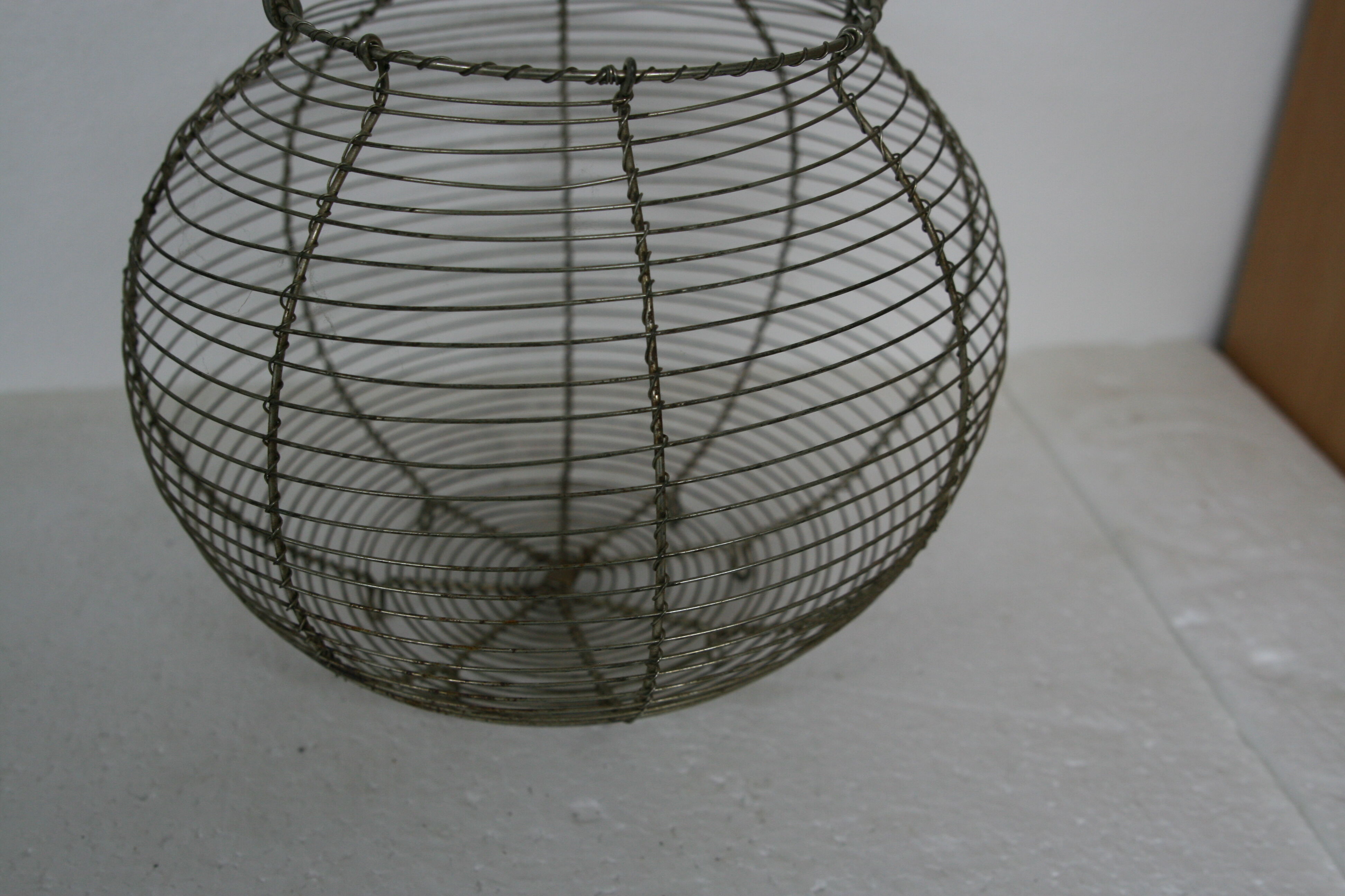 Egg basket in braided metal