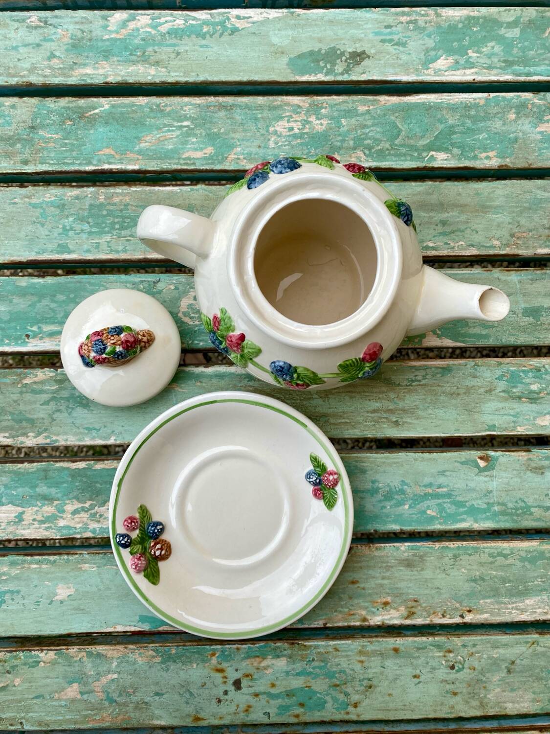 Teapot with fruity decoration