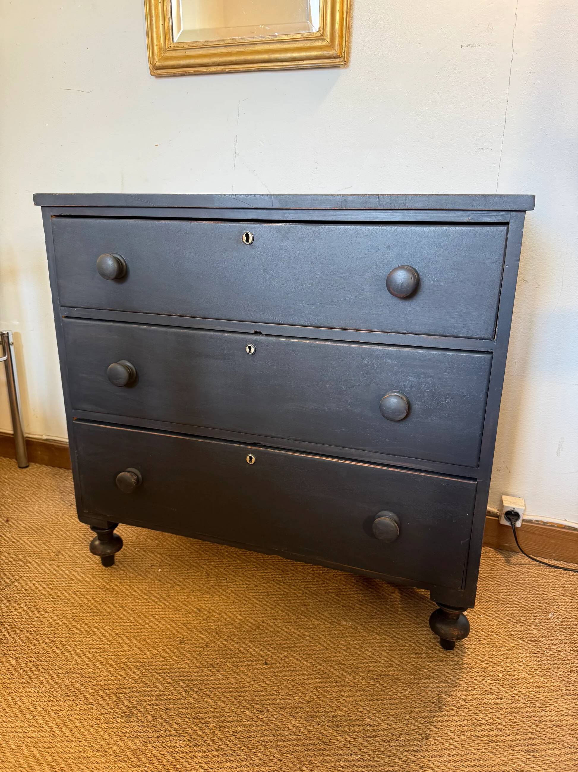 Commode anglaise en bois patiné noir