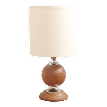 Lampe en bois et métal argenté, abat jour blanc cassé, années 70