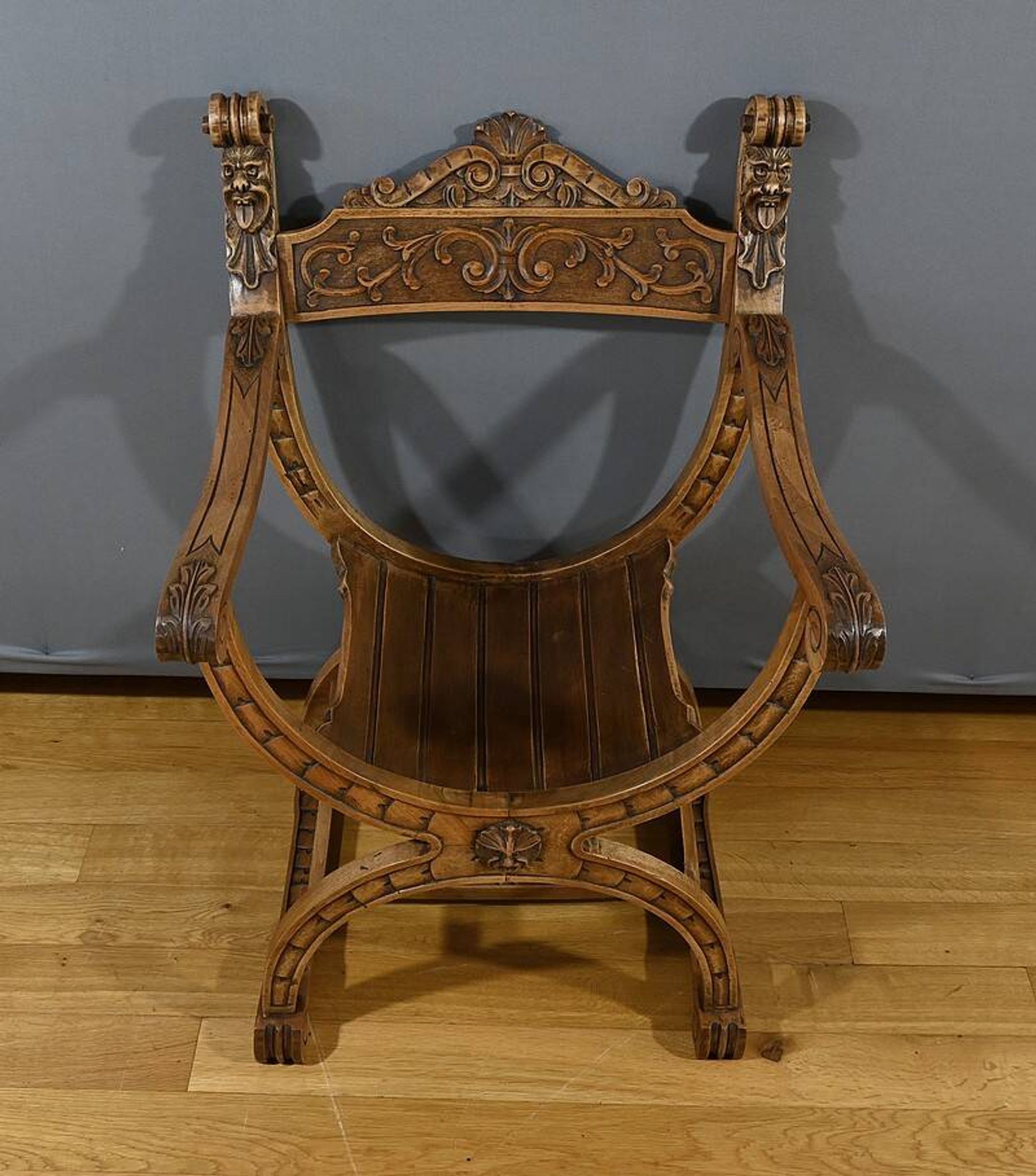 Fauteuil Dagobert en Noyer, style Médiéval – Fin XIXe