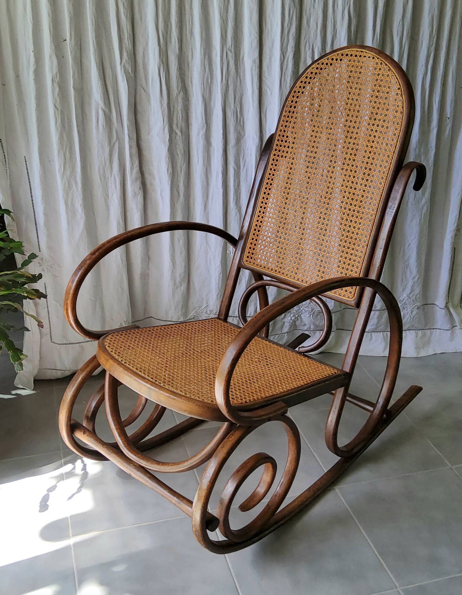 Rocking-chair en cannage ancien