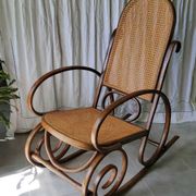 Rocking-chair en cannage ancien