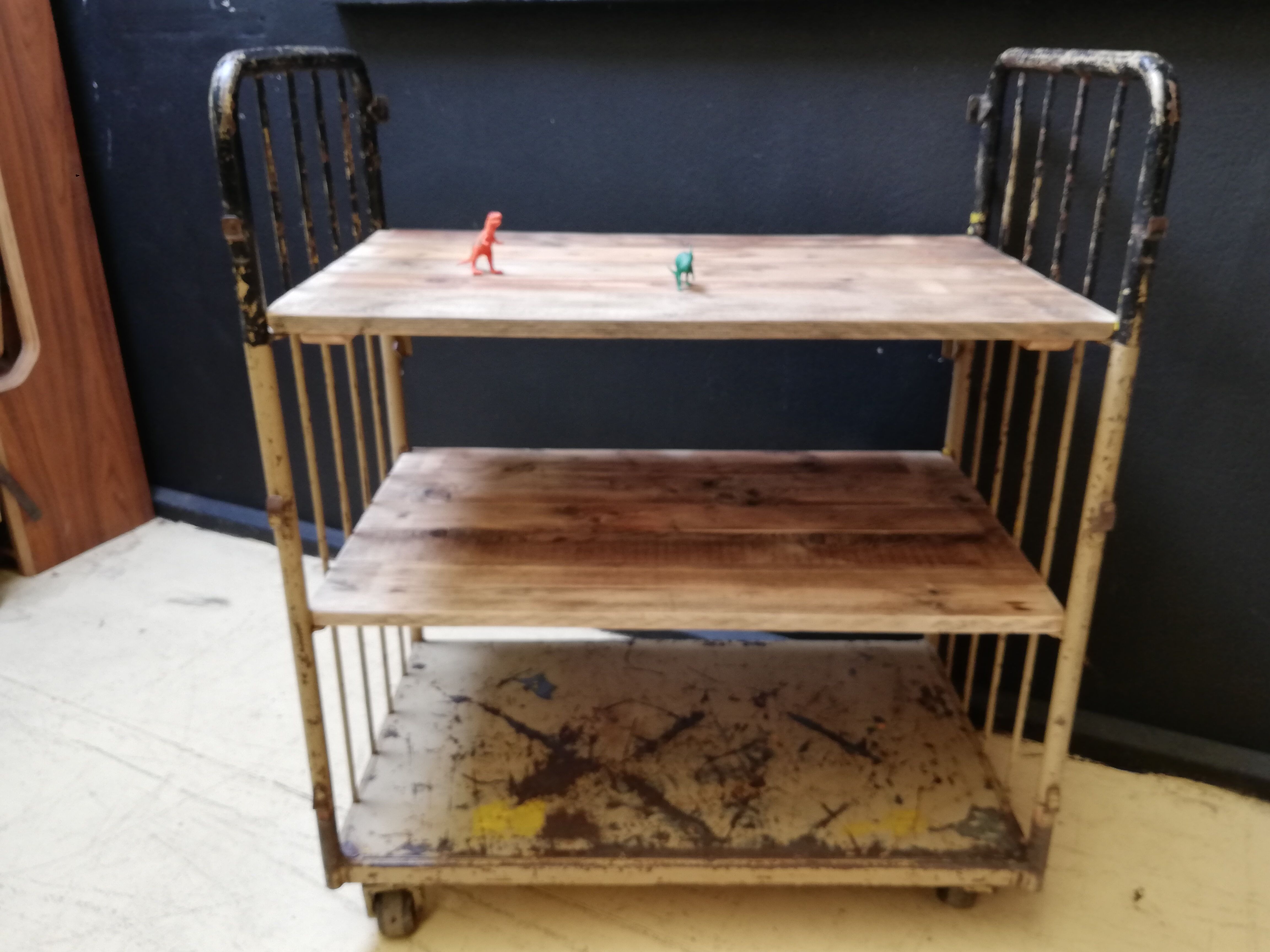 Industrial trolley, roulette shelf