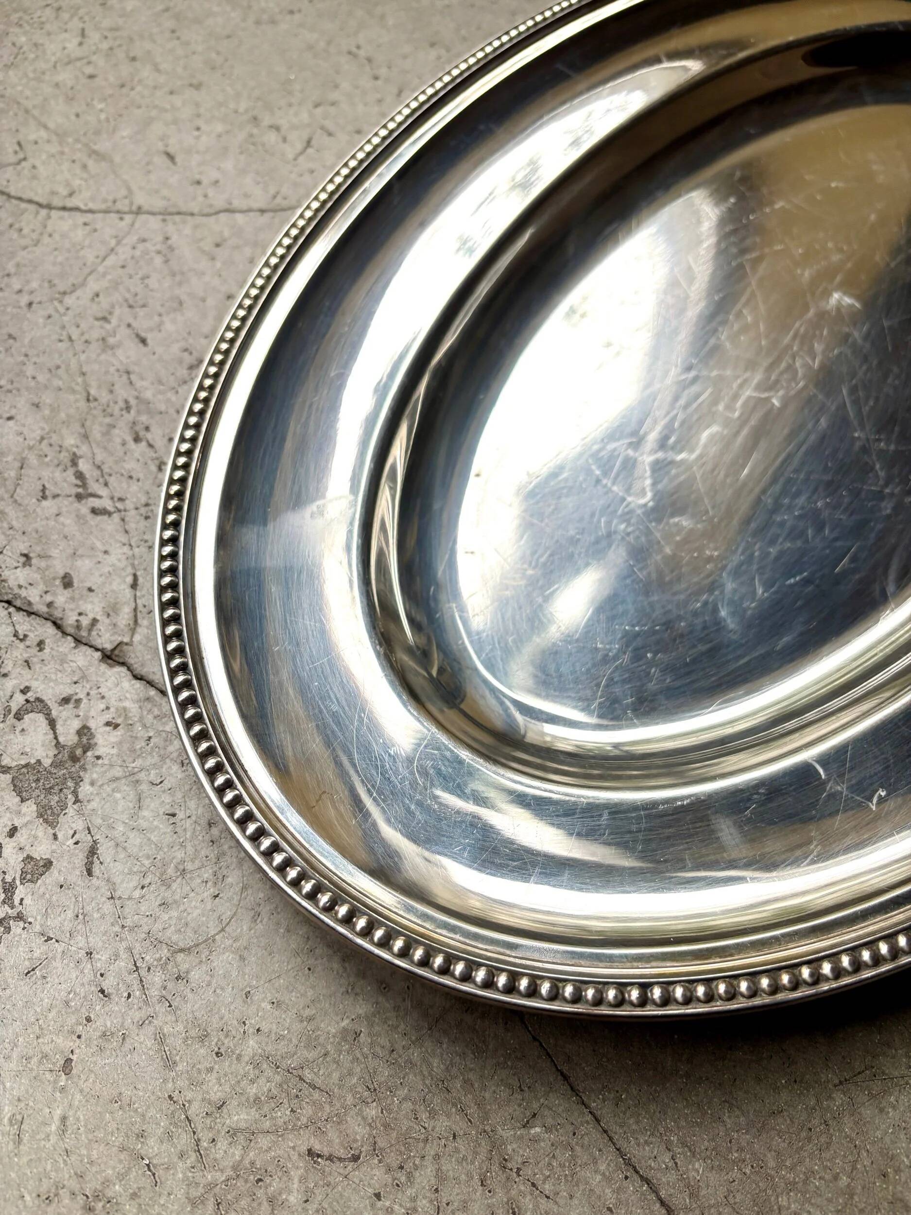 Plat ovale Ercuis en métal argenté, décor perlé