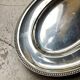Plat ovale Ercuis en métal argenté, décor perlé