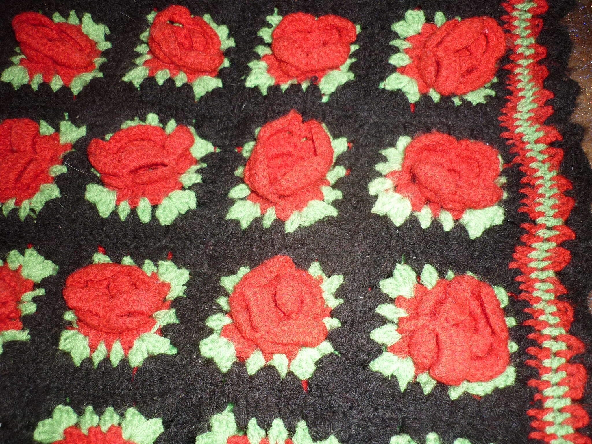 Housse de coussin crochet noir vert et rouge 35X50