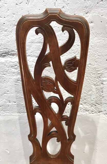 Chaise art nouveau en noyer sculpté