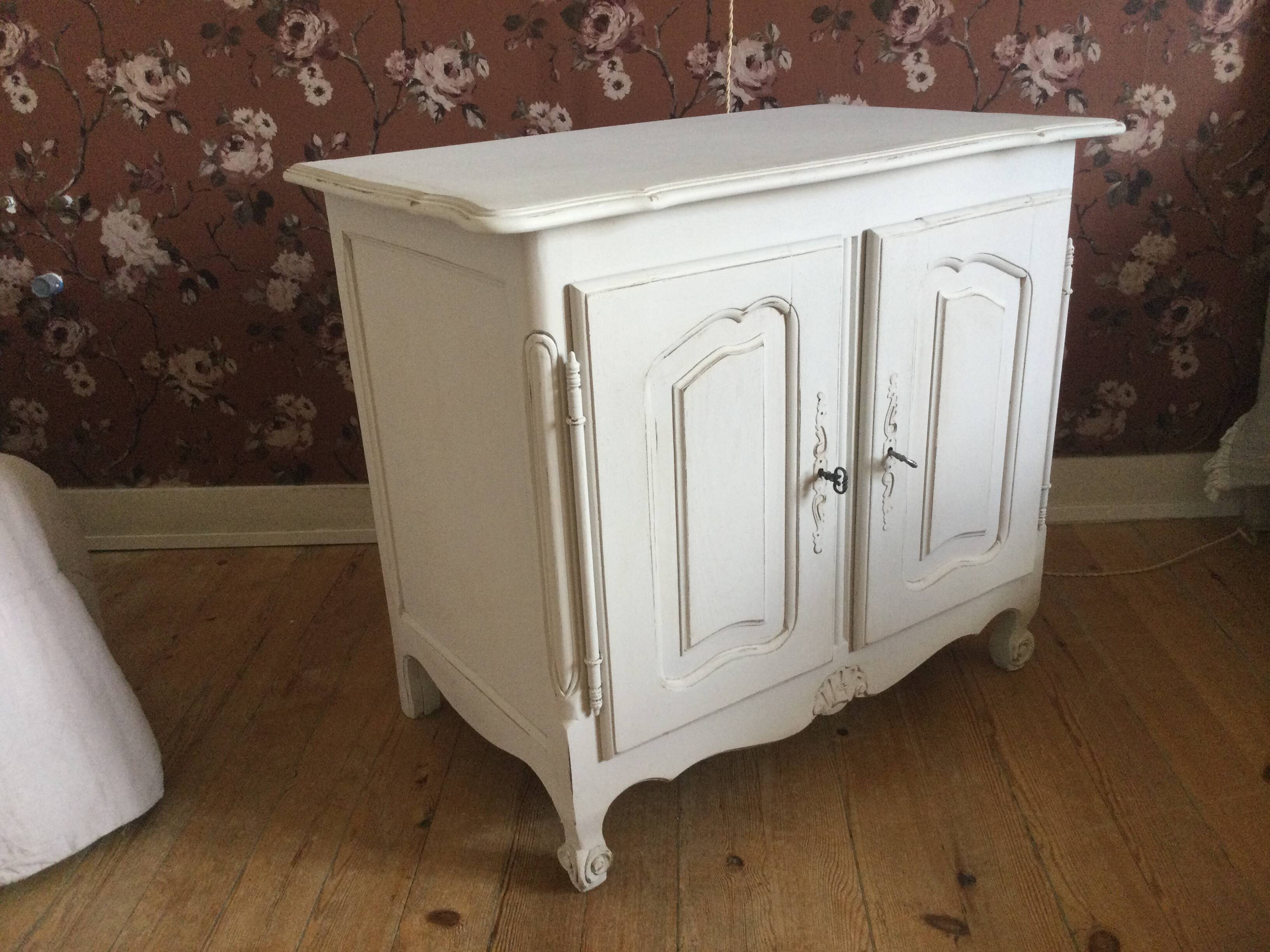 Small low cabinet with 2 doors