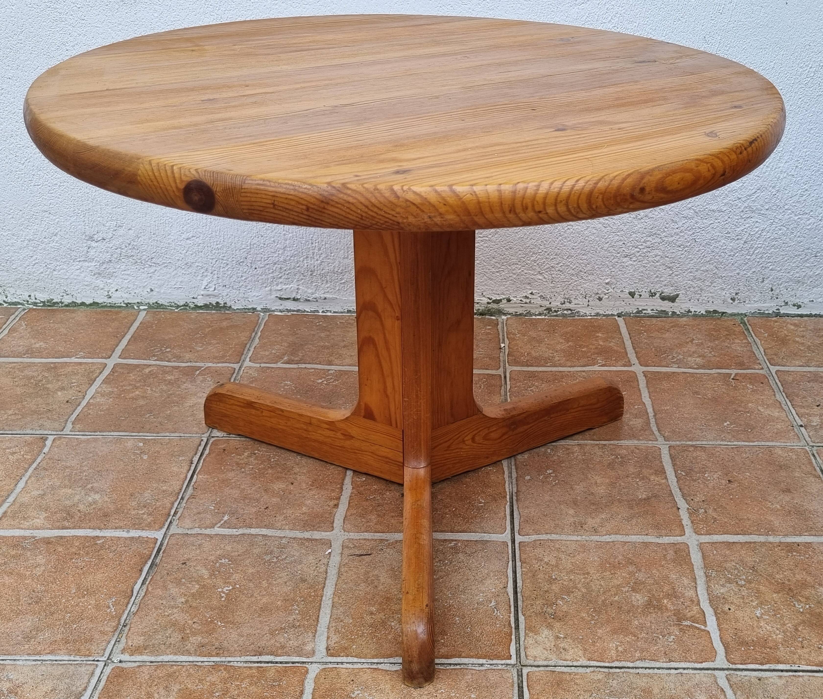 Table basse scandinave en pin massif piètement tripode style chalet suédois