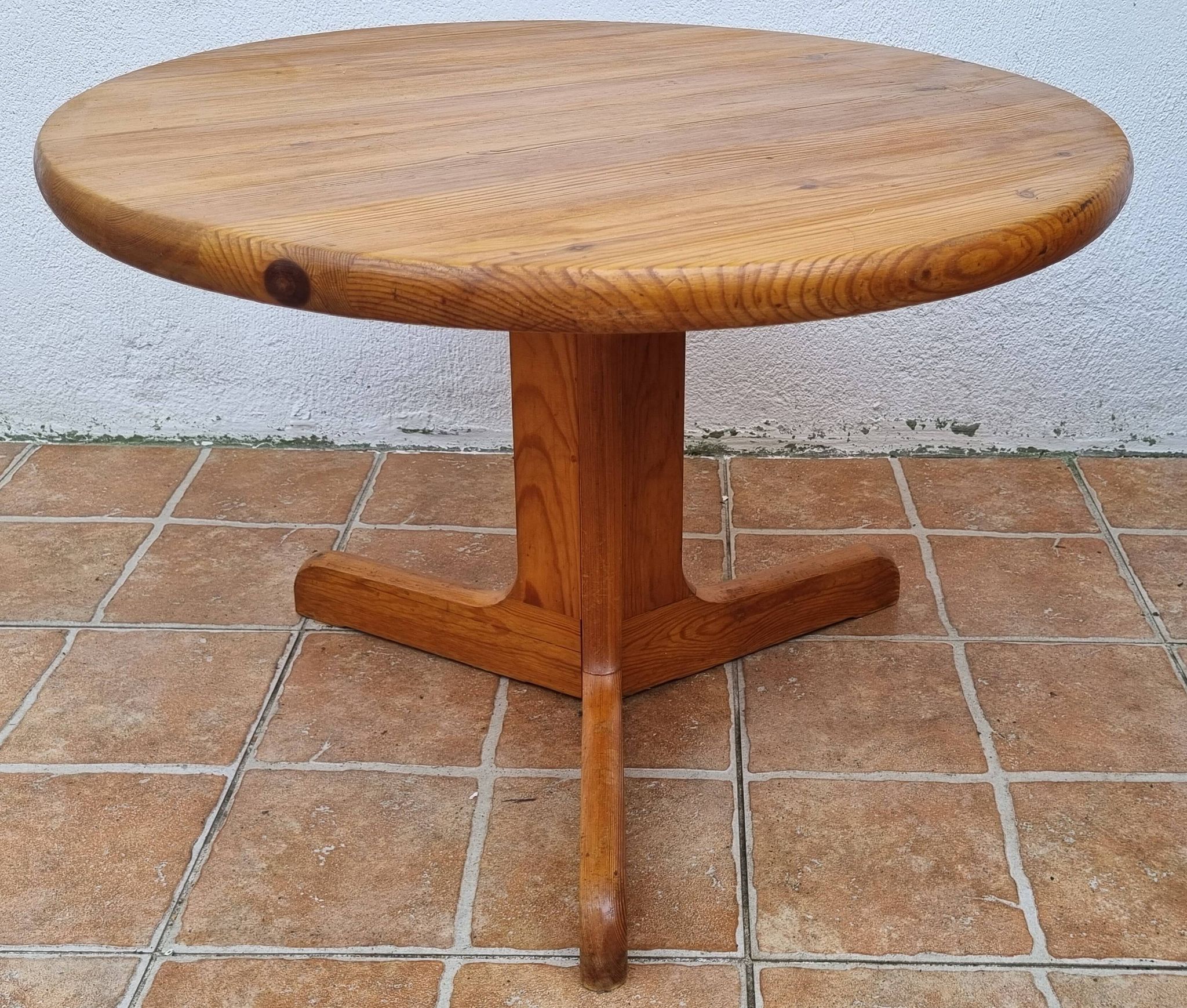 Scandinavian coffee table in solid pine with tripod legs in Swedish chalet style.