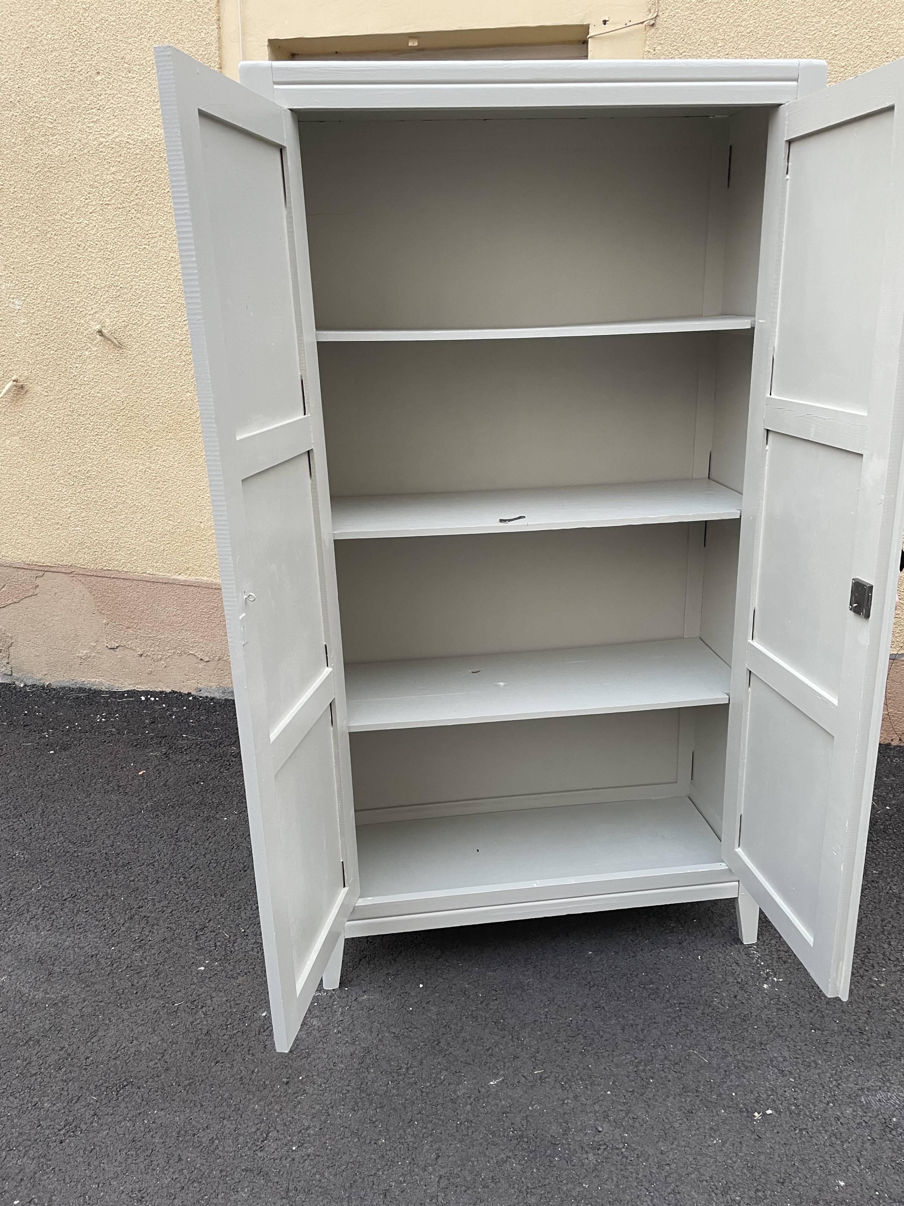 Armoire parisienne