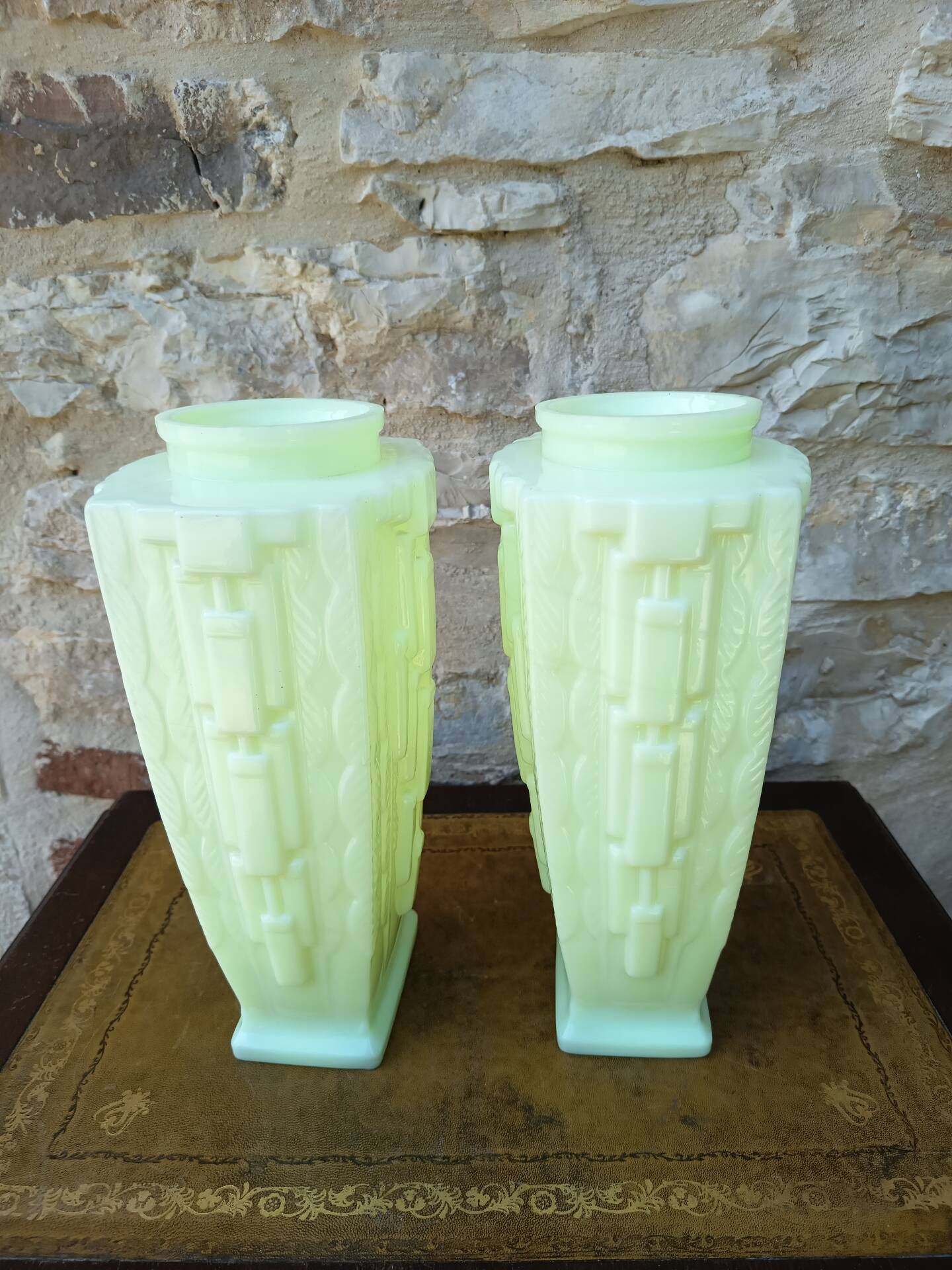 Paire de vases Art Déco en opaline uranifère vers 1930