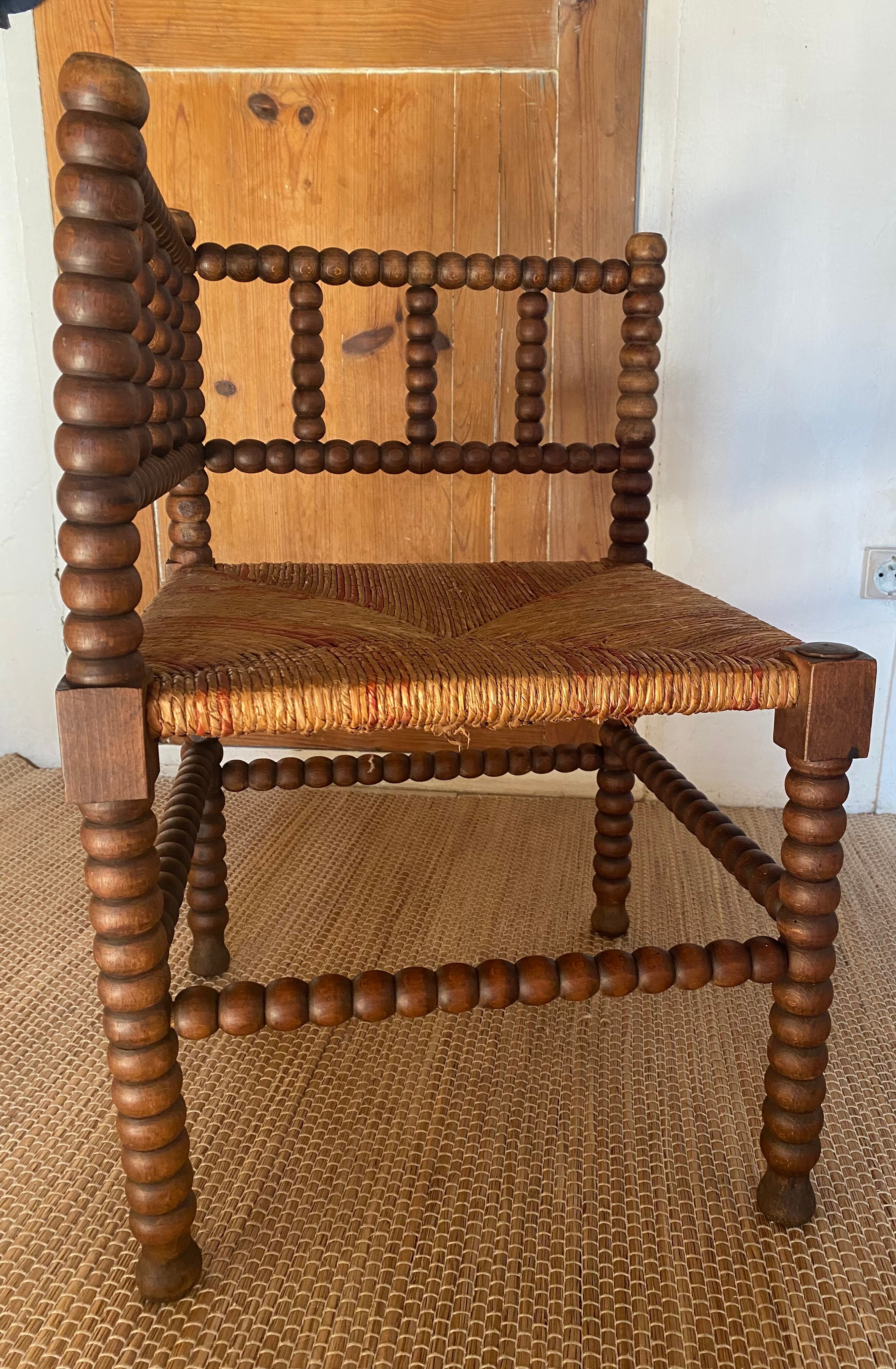 Corner chair made of wood and straw