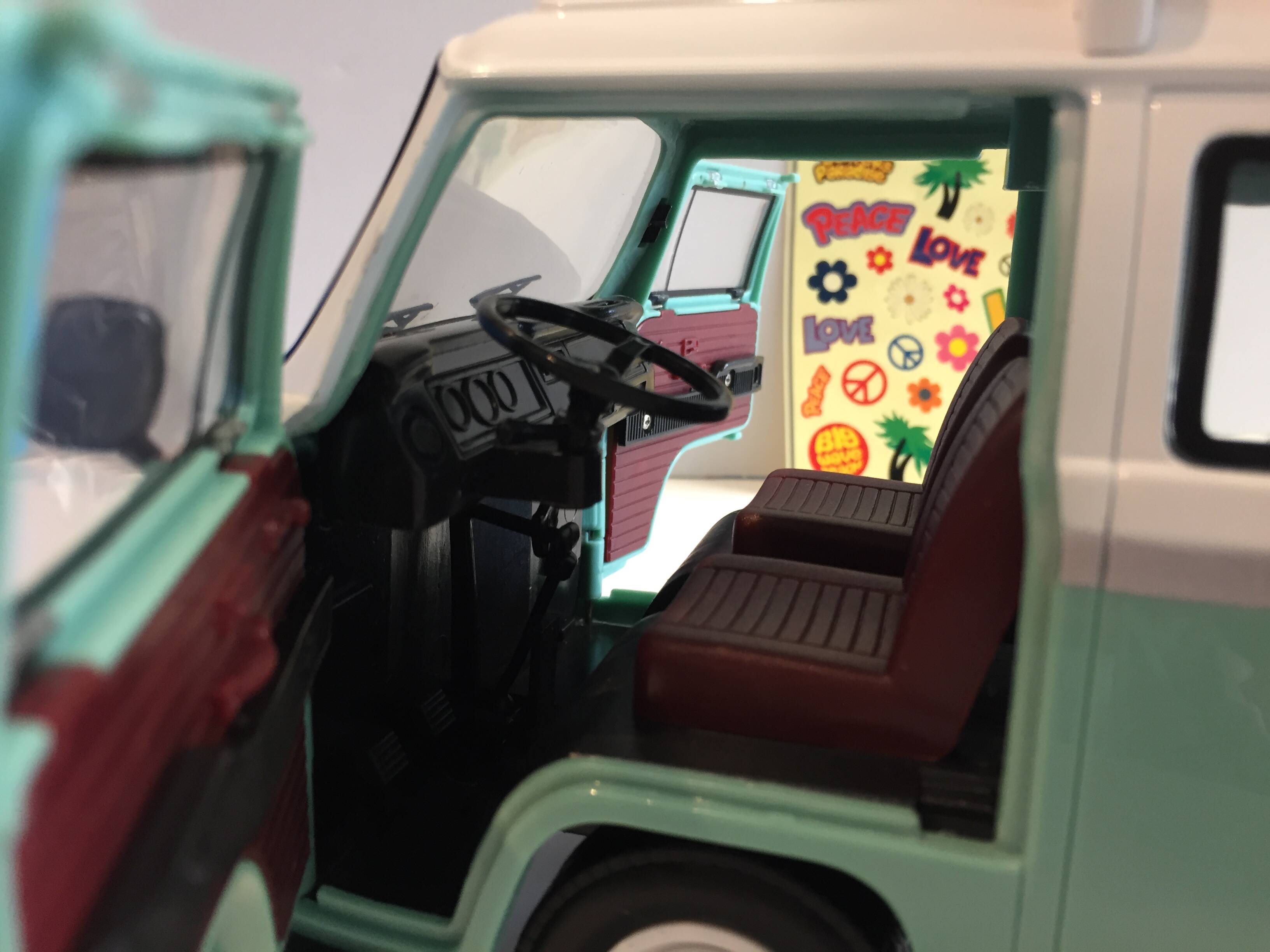 Collector Combi VolksWagen Surfer Van Bus Campervan Type 2 Scale 1:14 VW