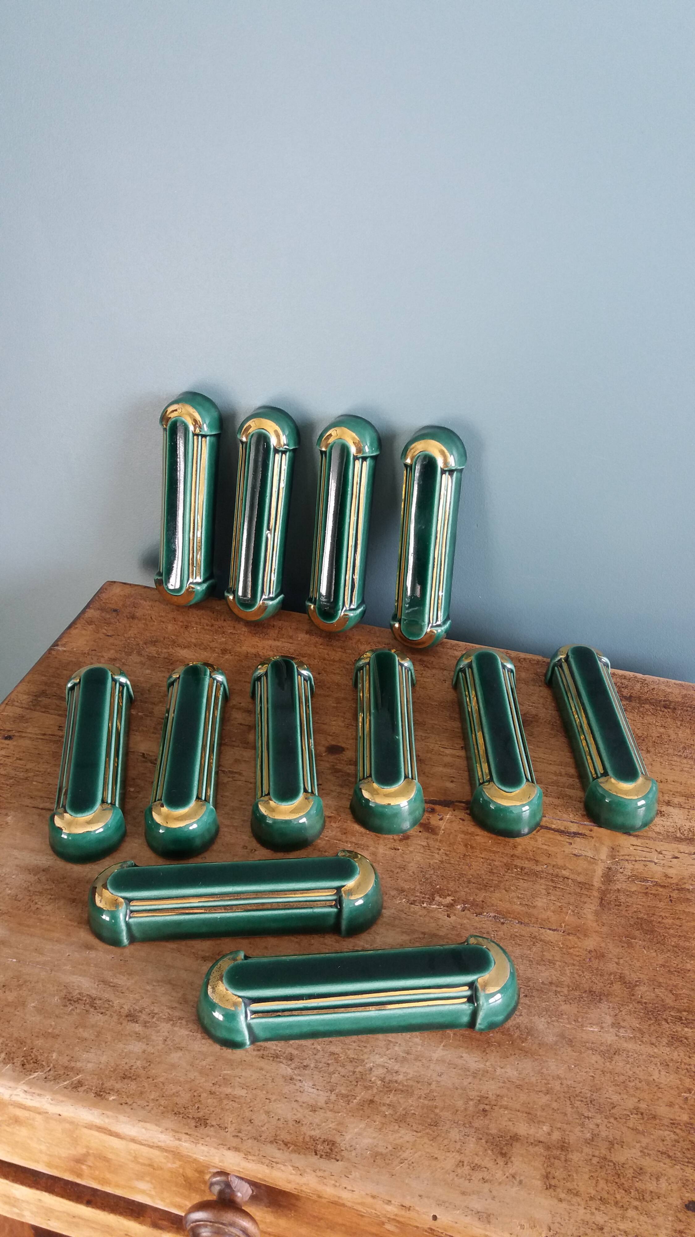 Poët Laval knife rest in emerald green ceramic and gold.
