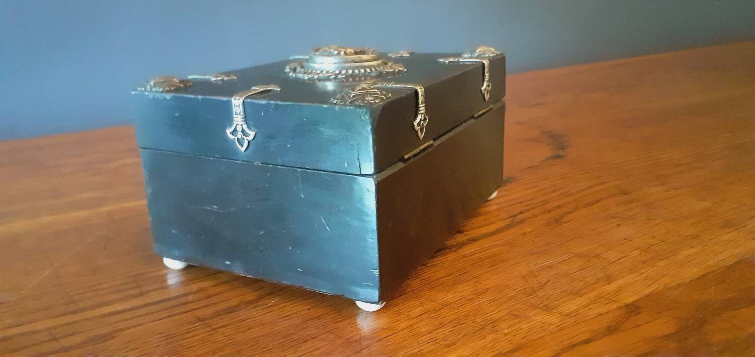 Coffret NIII XIXÈME En Bois Laqué Noir Richement Décoré.