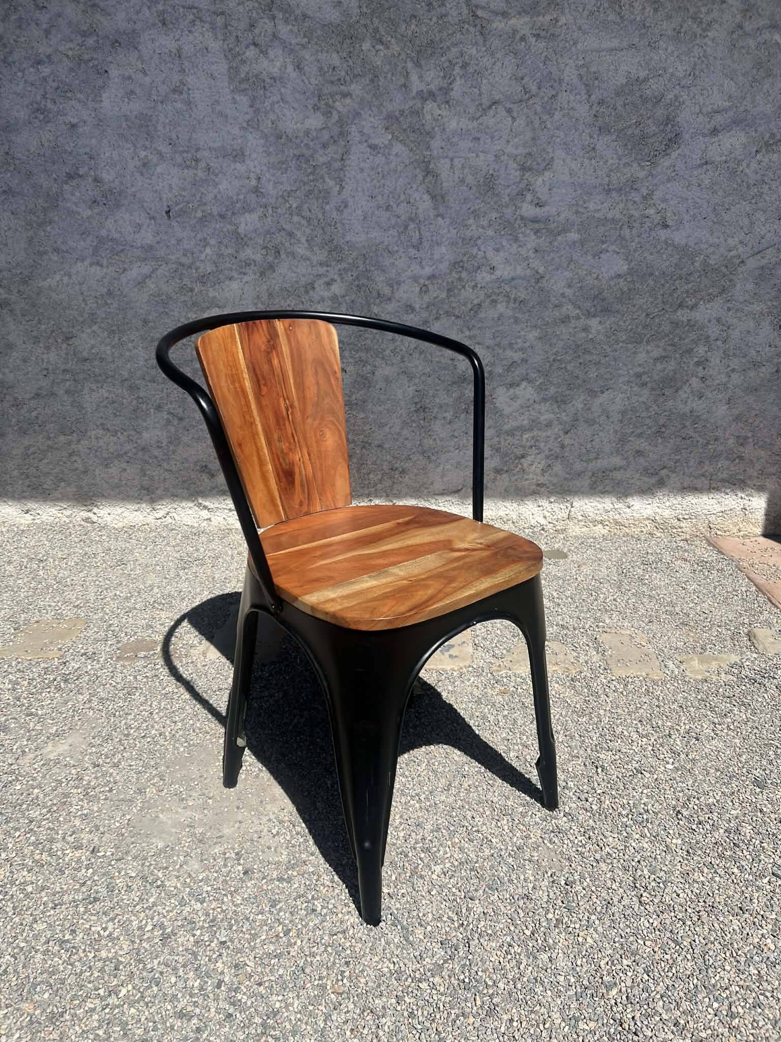 4 chaises en métal noir et bois