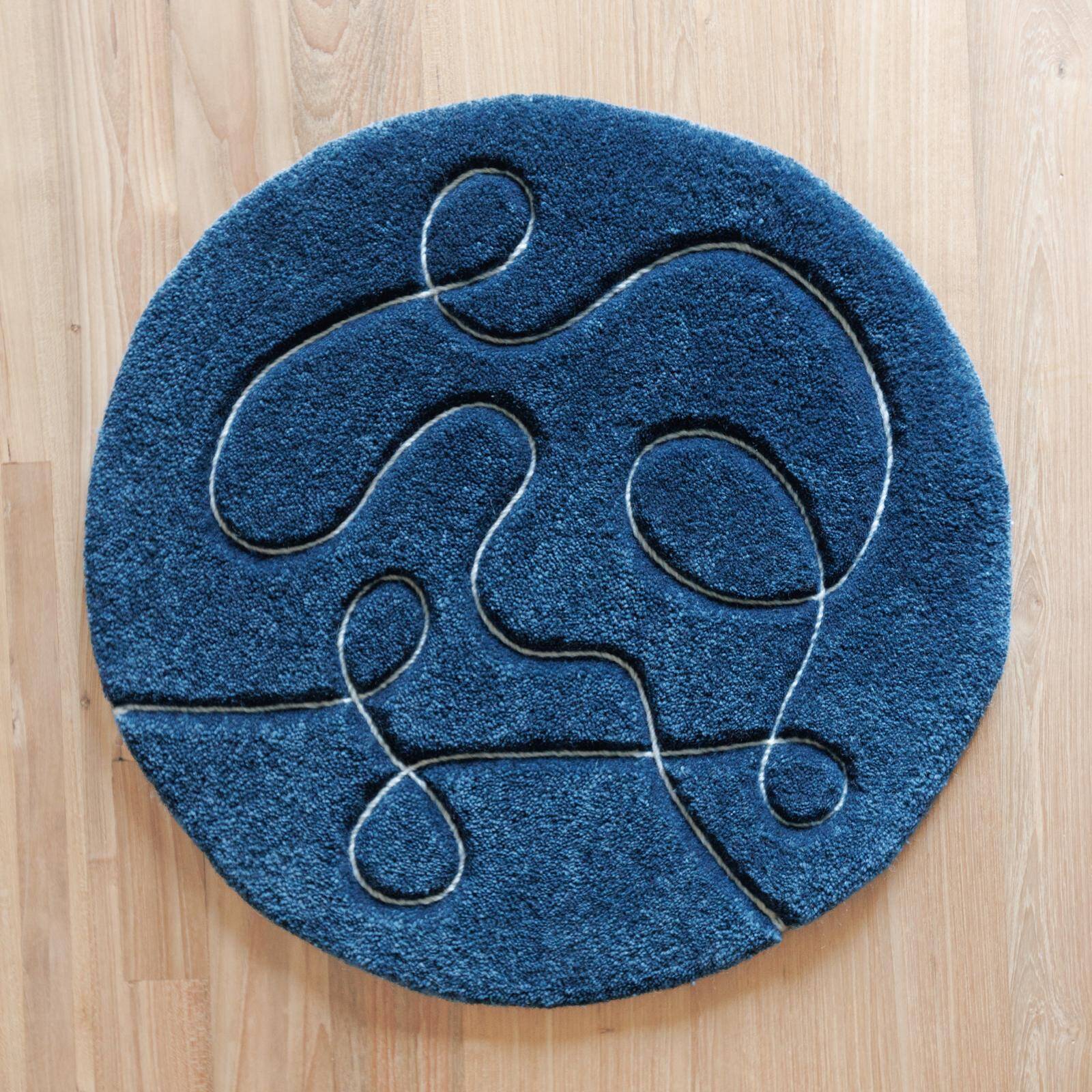 Tapis « Ciapek Art » bleu et blanc tuffeté à la main
