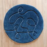 Tapis « Ciapek Art » bleu et blanc tuffeté à la main