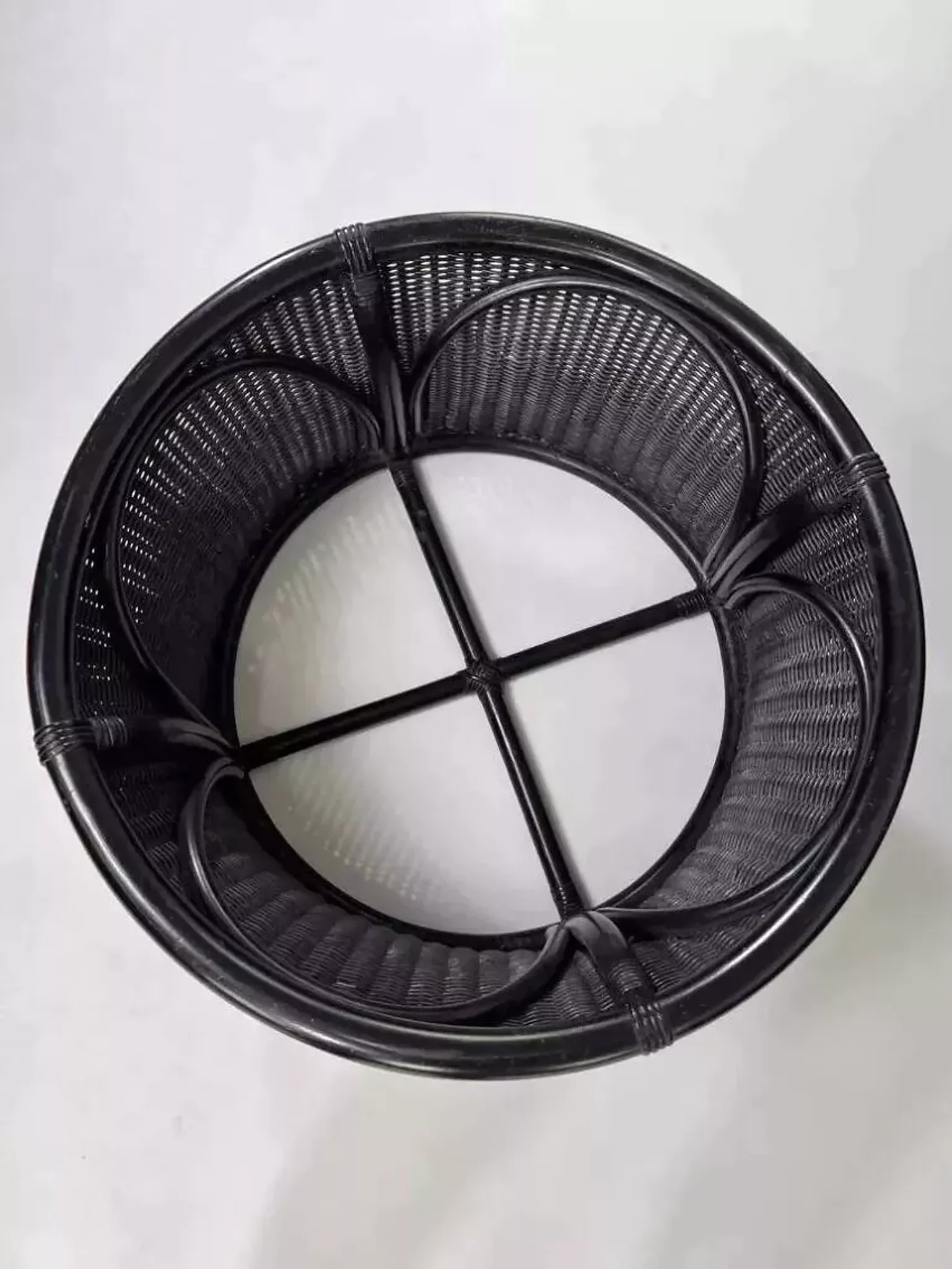 Table basse en rotin et verre fumé