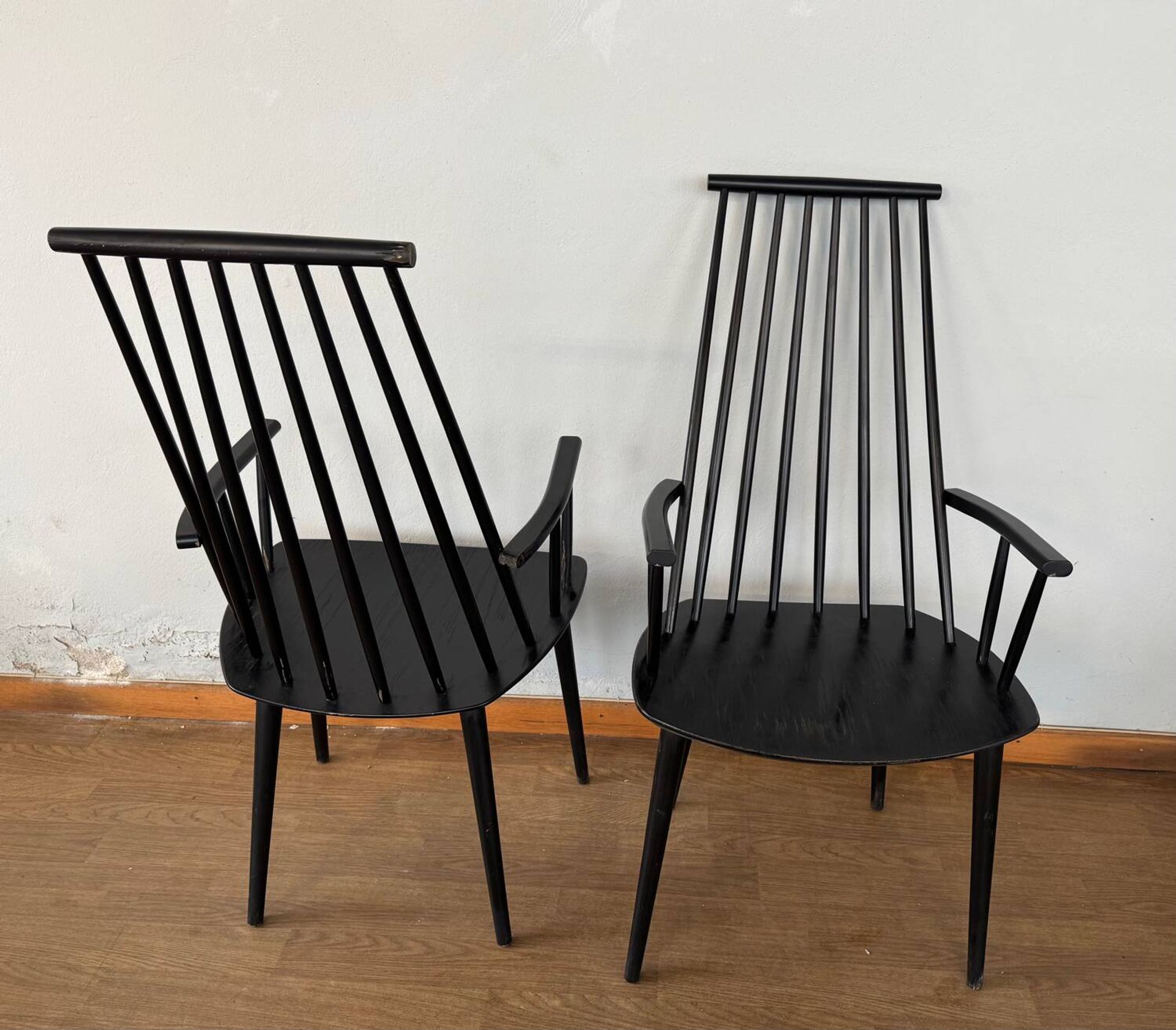 Armchair with armrests and Scandinavian bridge slats