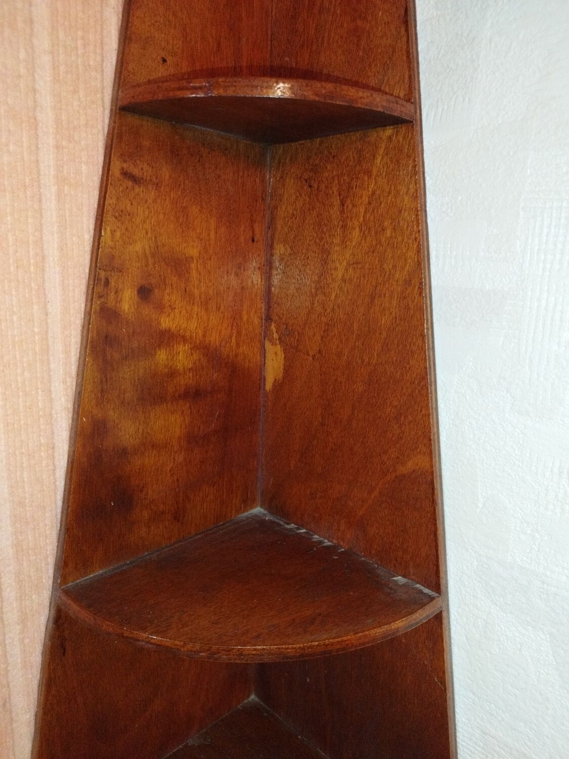 Corner shelf to hang wall