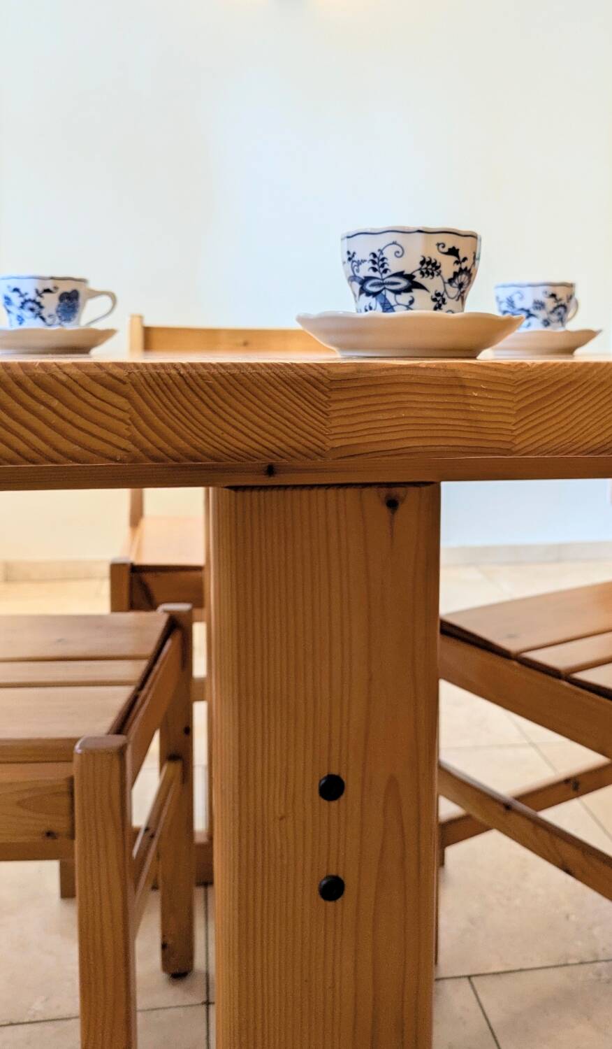 Solid pine table and chairs set – Modern mountain furniture
