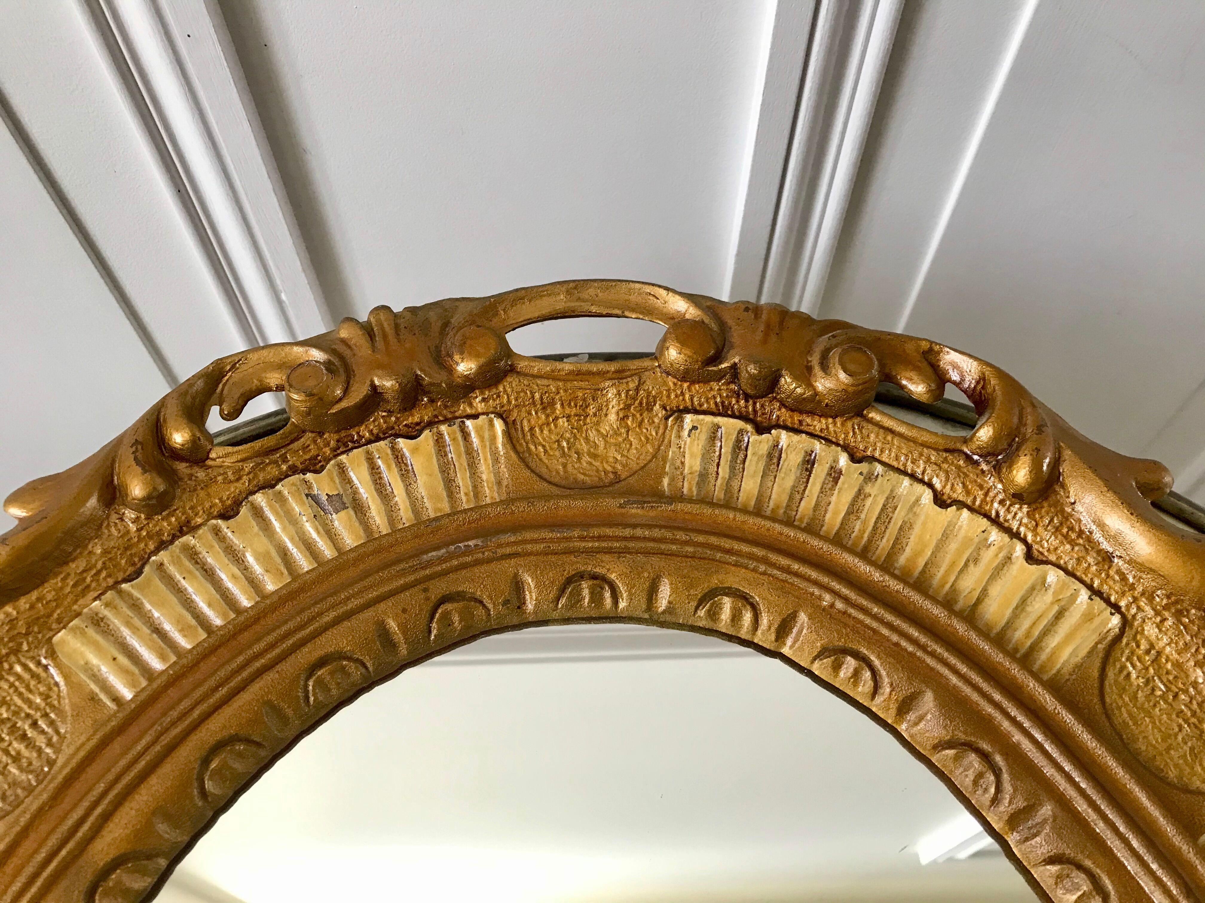 Miroir ovale médaillon en stuc doré années 70