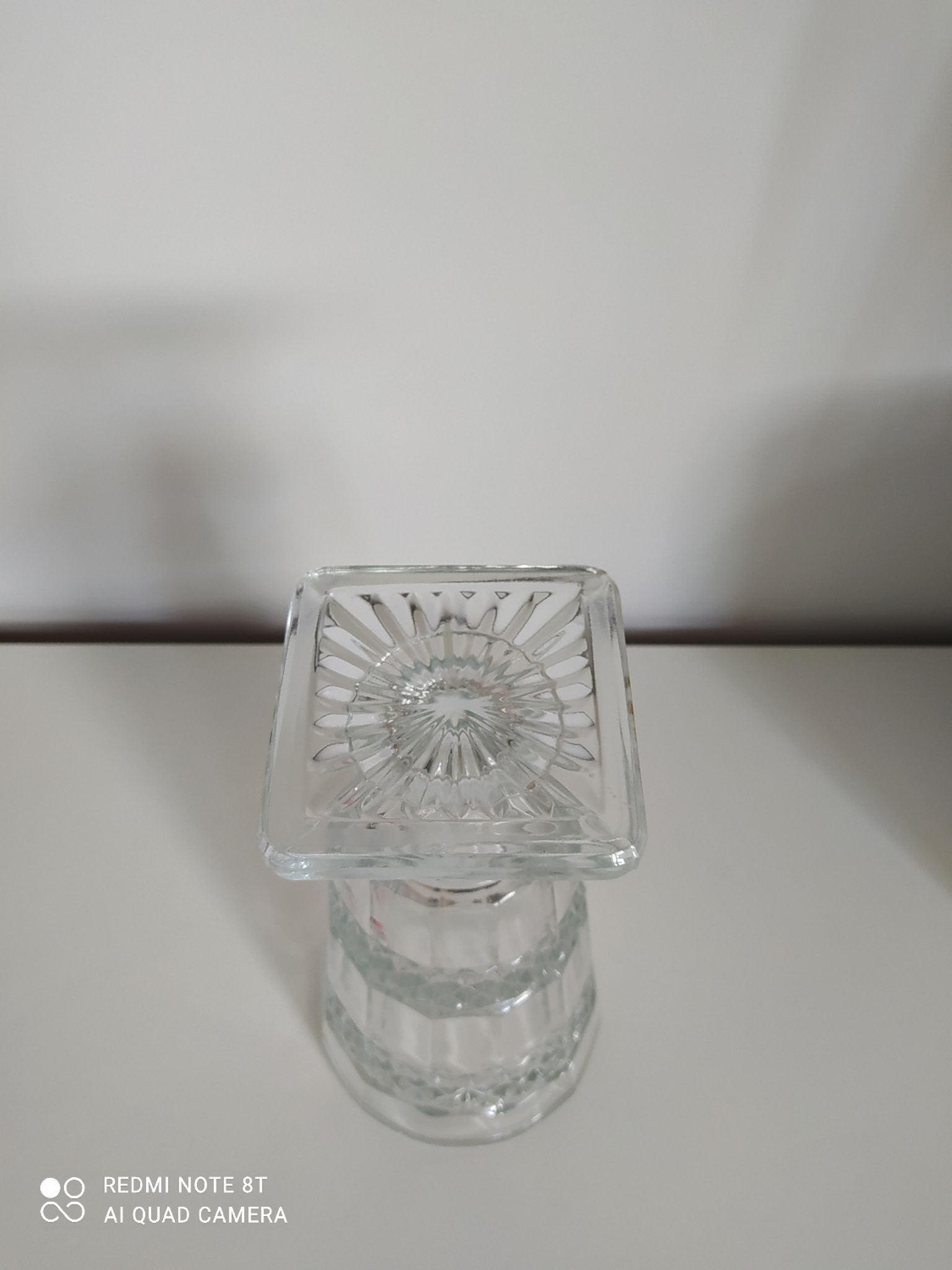 Vase en verre ciselé sur pied