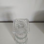 Vase en verre ciselé sur pied