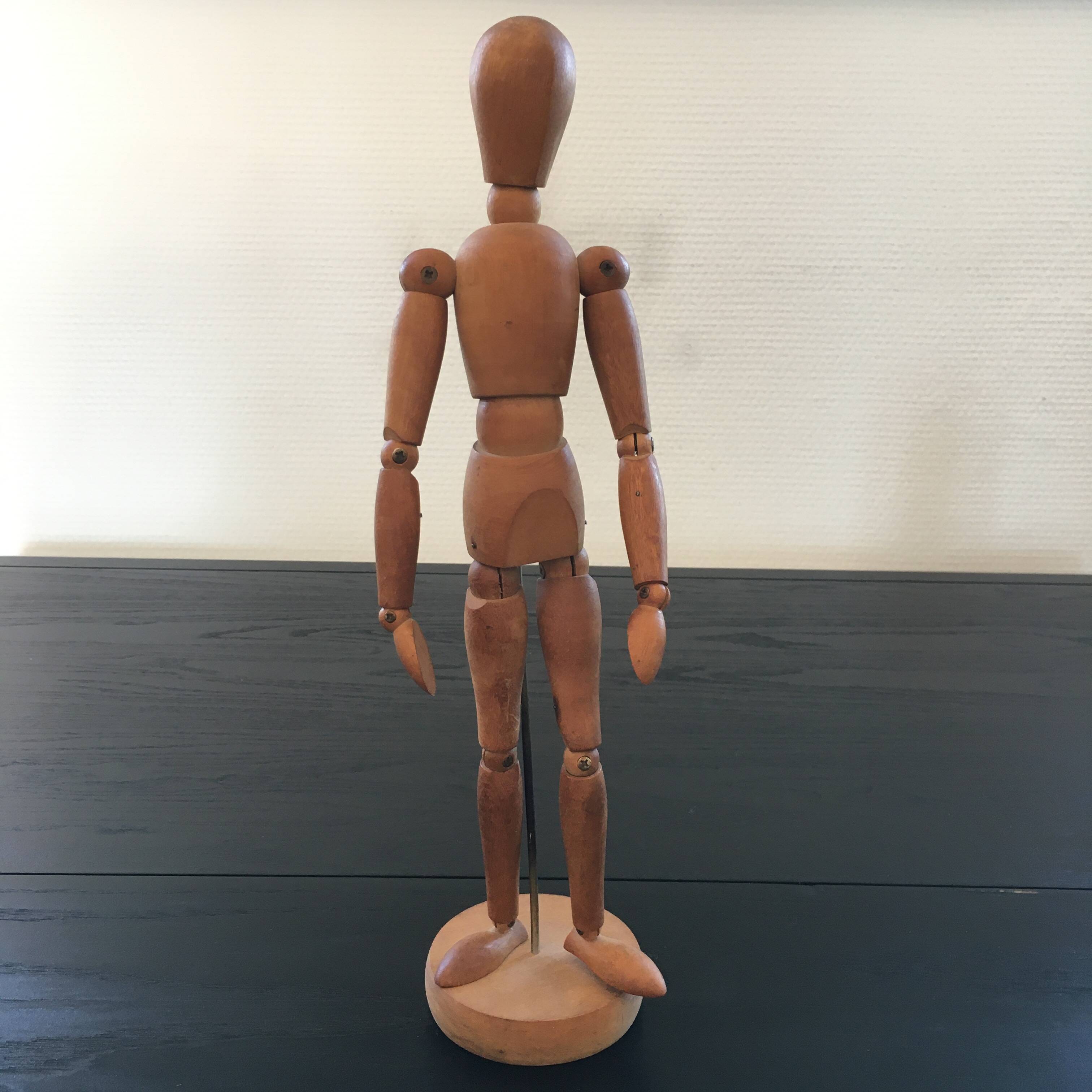 Articulated wooden mannequin