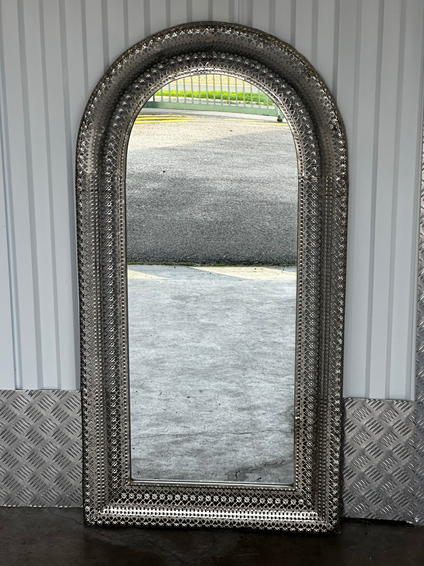 Large oriental mirror in pierced metal - H 116 cm