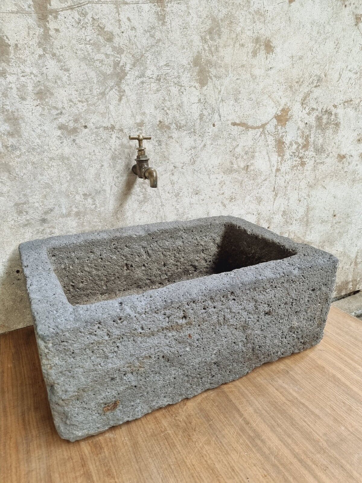 Auge en pierre lavabo antique français