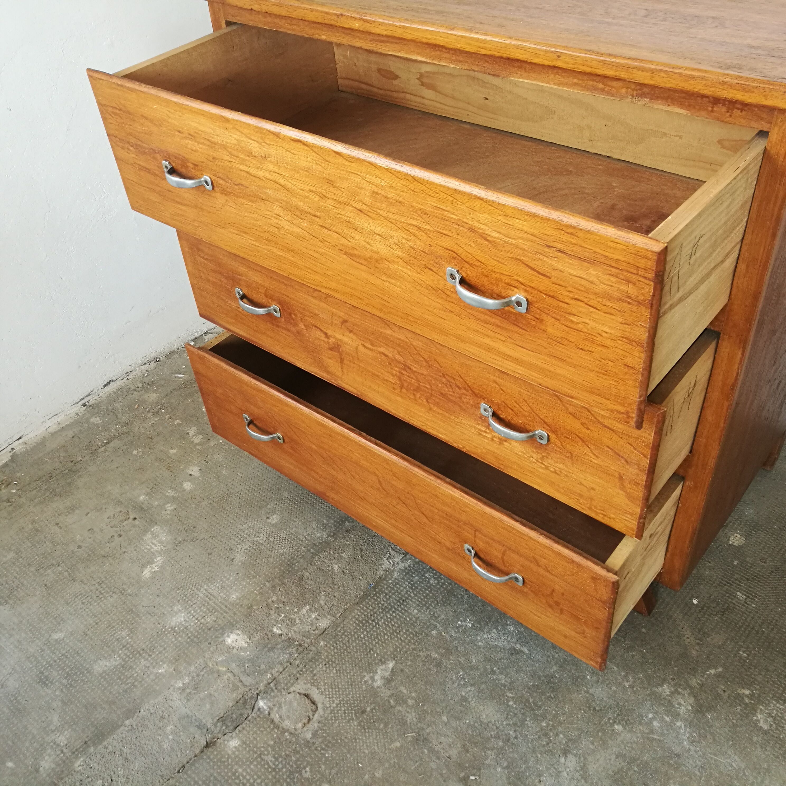 Commode vintage pieds compas