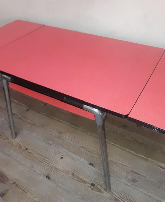 Table manufactured by Lafa formica extendable