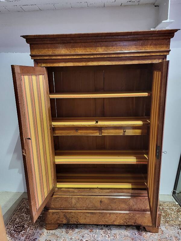 BUR WALNUT CABINET 2 DOORS 2 DRAWERS