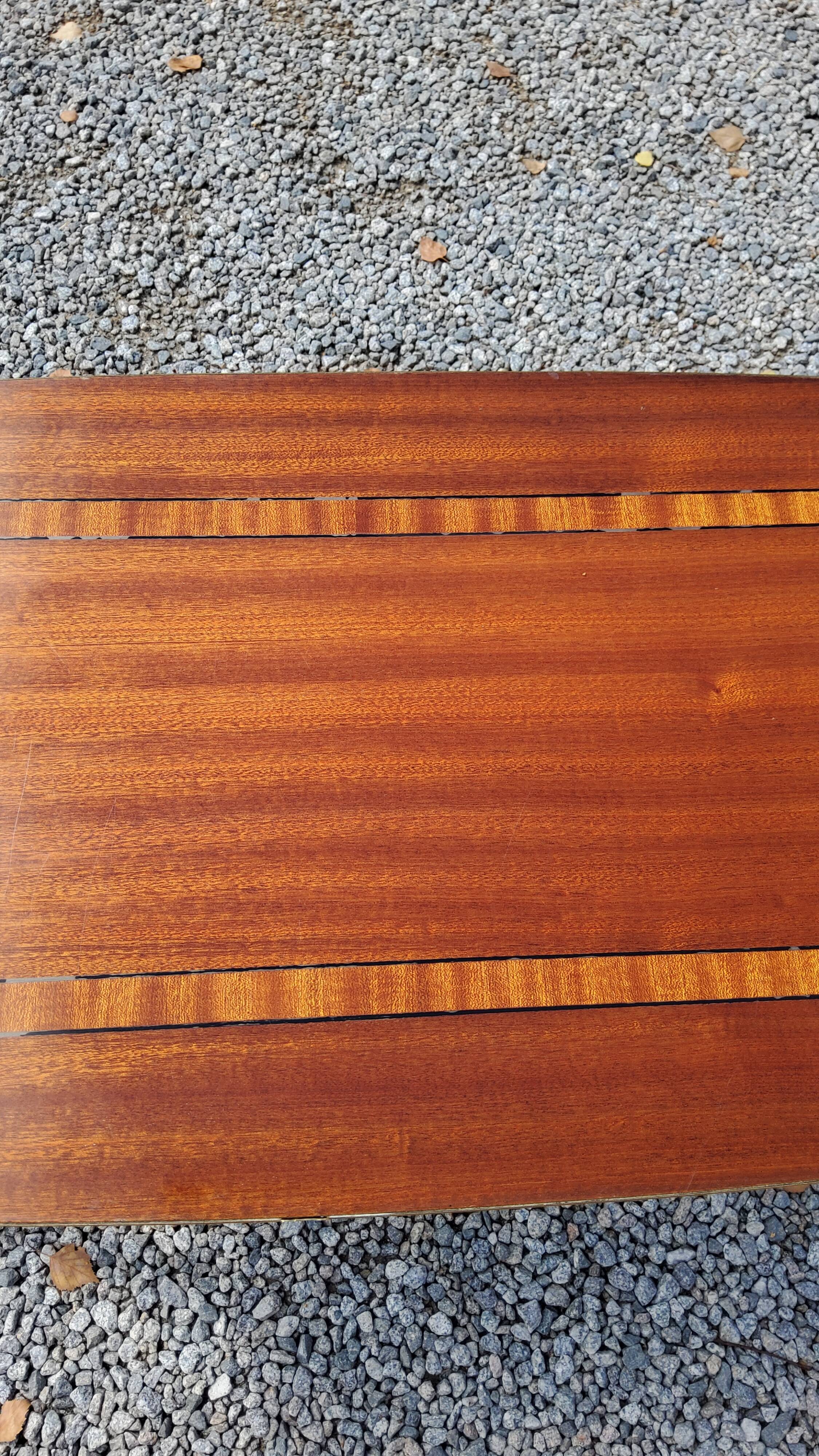 Table basse des années 60 en acajou doré pieds compas