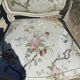 Fauteuil en bois banc et tissu fleuri