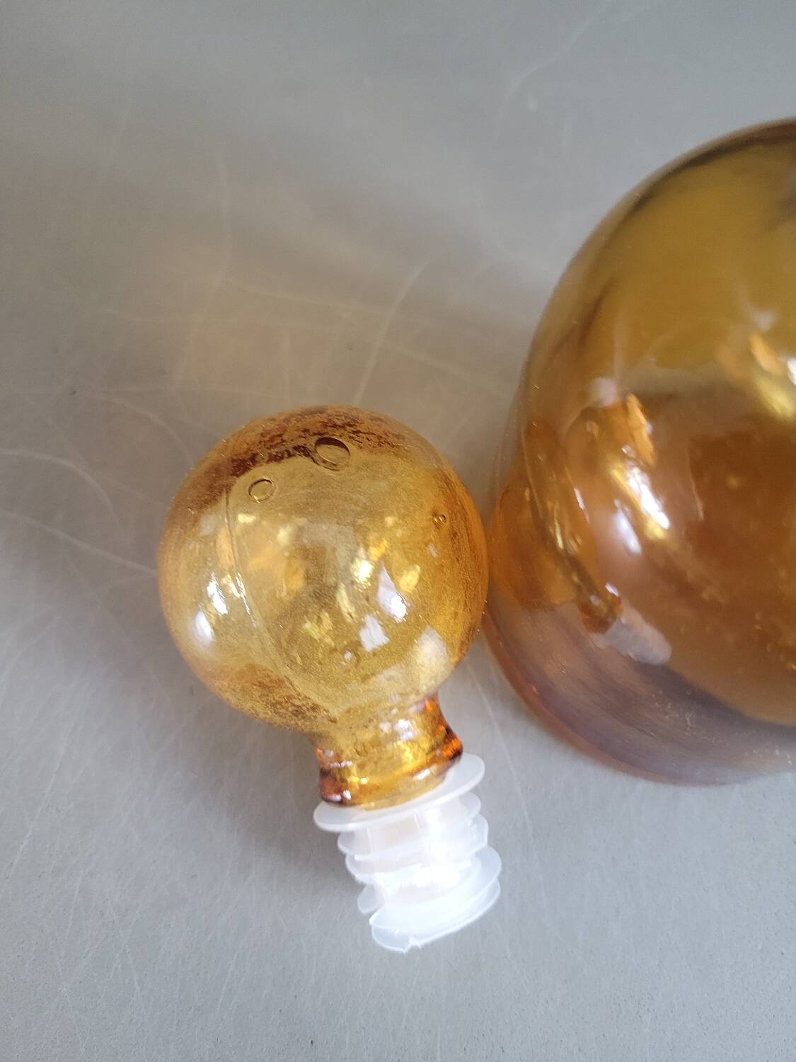 Amber molded glass carafe with stopper