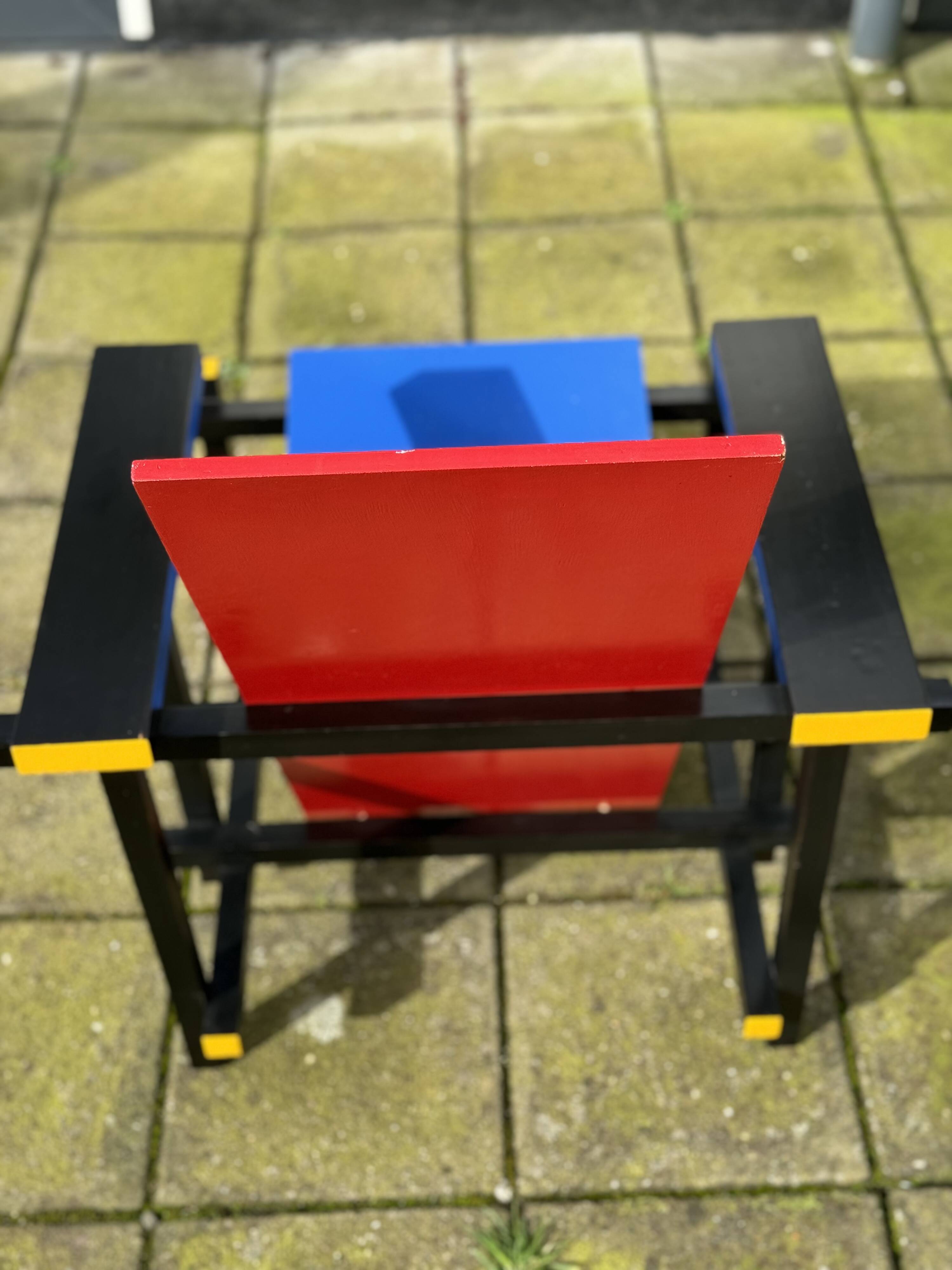 Reproduction de chaise rouge et bleue Rietveld