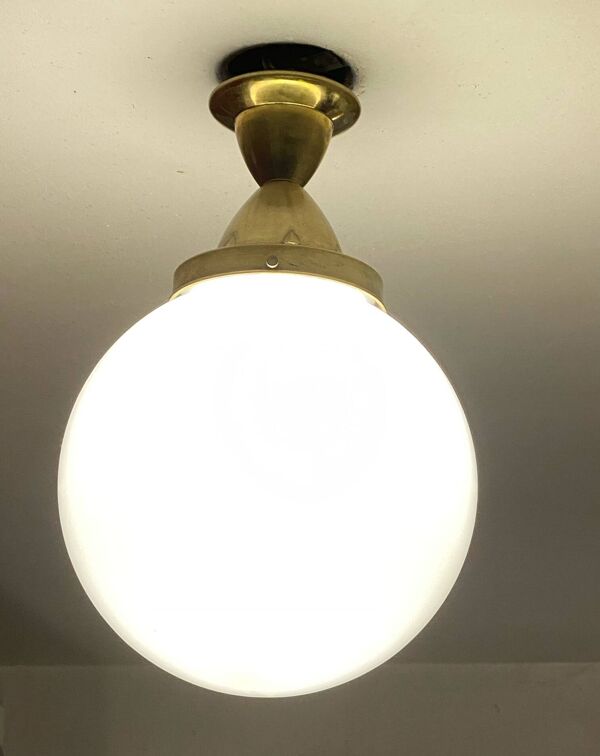 Suspension boule en verre opalin ancienne