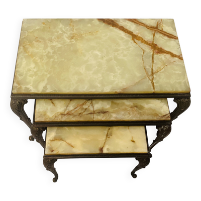 Suite de trois tables gigognes en onyx et laiton XX siècle